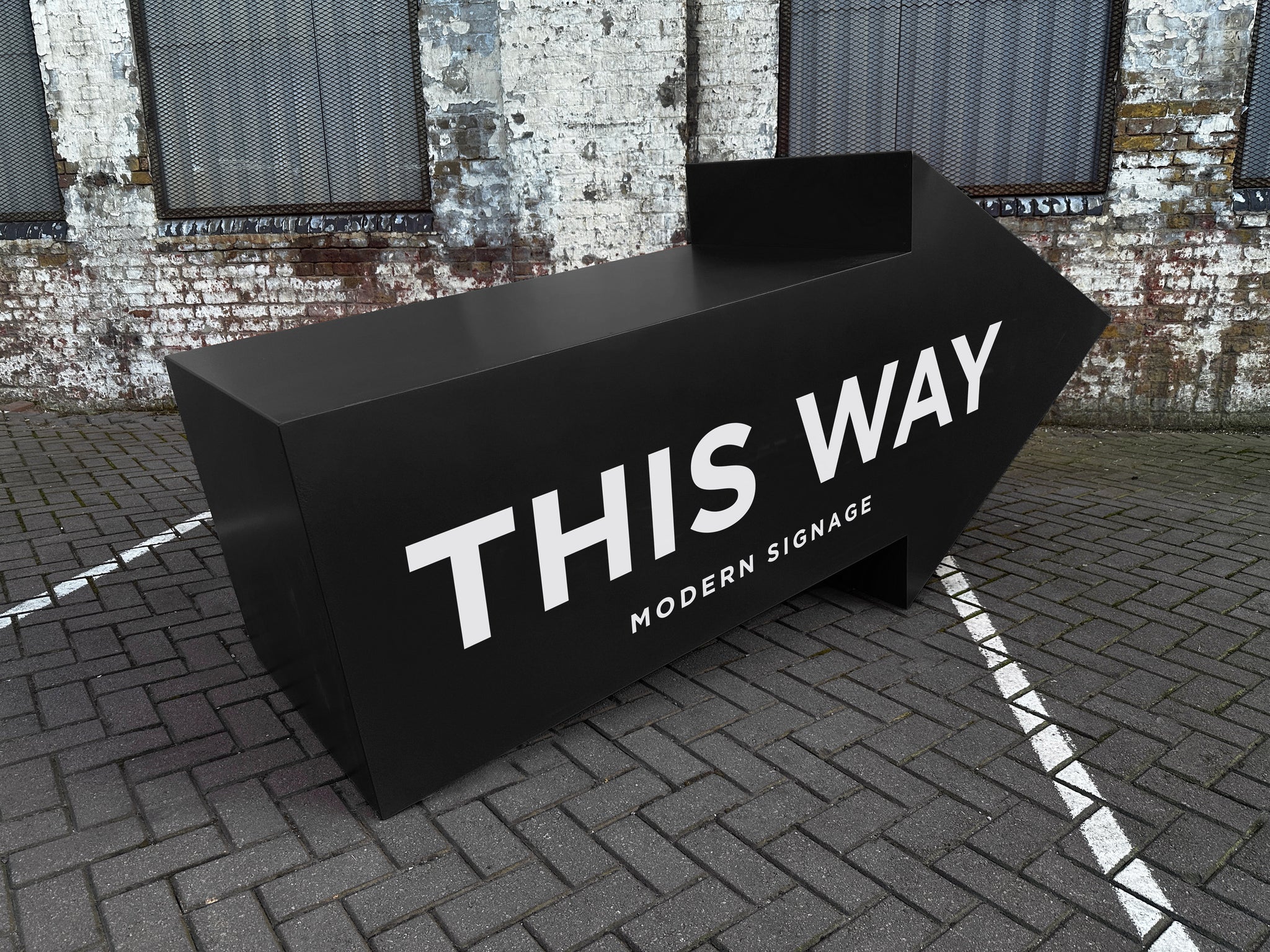 Freestanding giant arrow sign